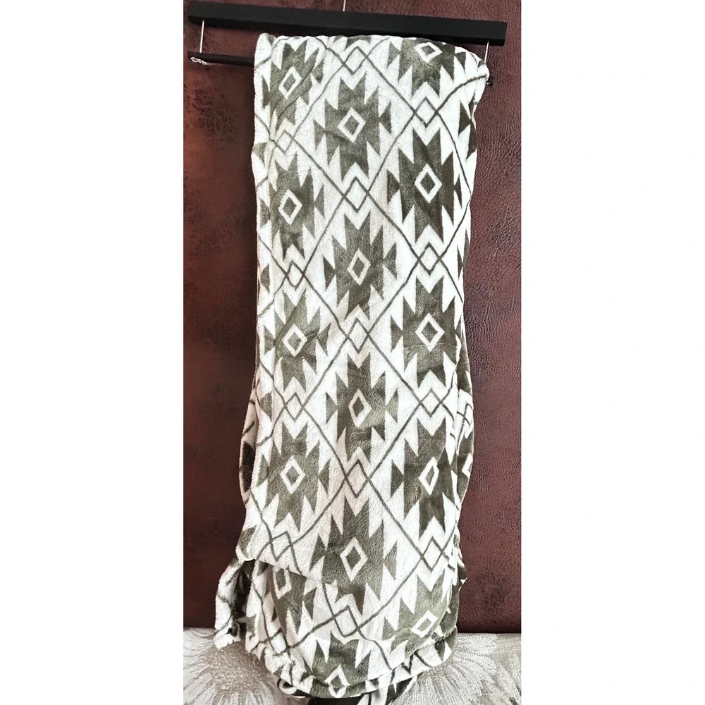 Soft & Cozy‎ Velvet Plush Blanket Twin Southwestern Geometric Olive Green Cream